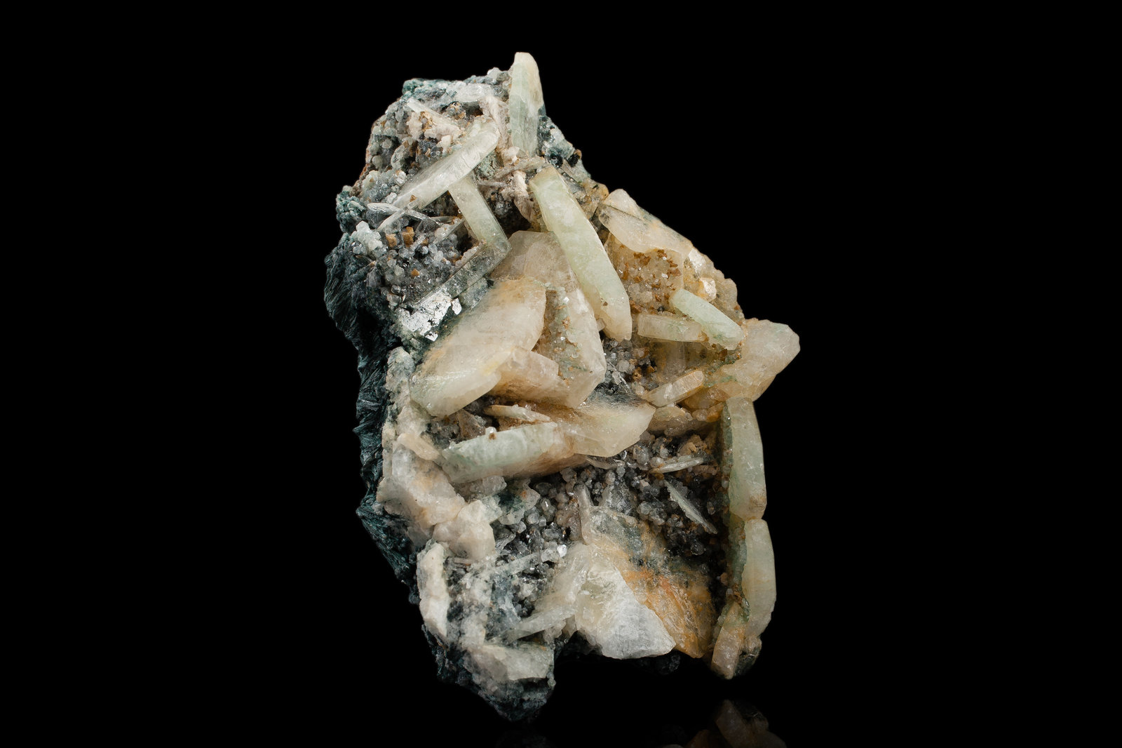 Whitlockite
7.5 x 4.5 x 2 cm / main crystal: 2 cm
(Autor: MIM Museum)