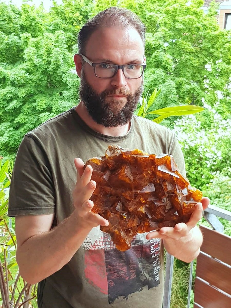 Fluorite
Specimen size 25 x 21 cm, largest crystal 5 cm
(Autor: Tobi)