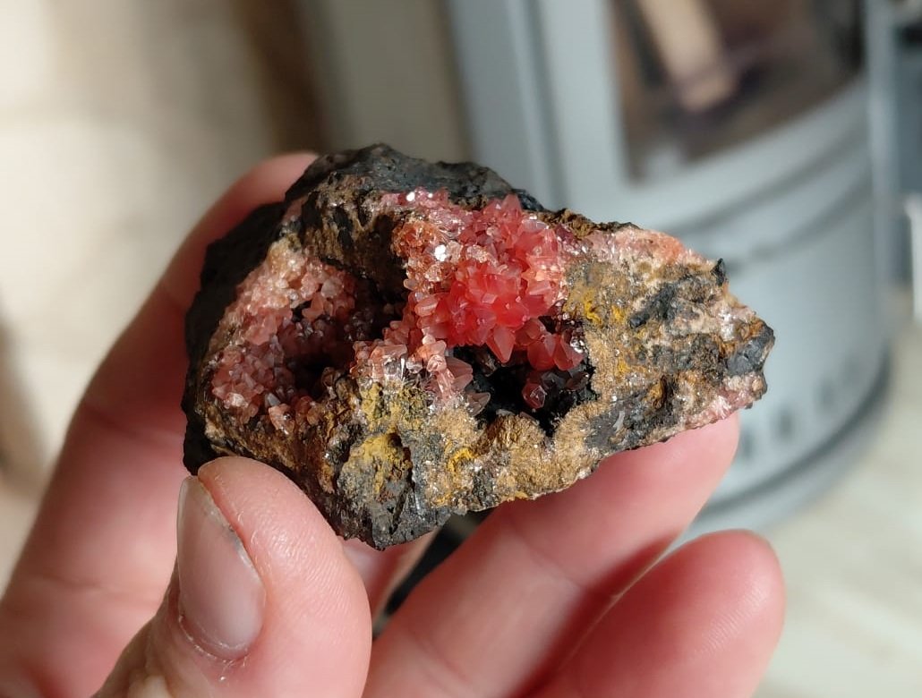 Rhodochrosite
Specimen size 6 x 4 cm, largest crystals 4 mm
(Autor: Tobi)