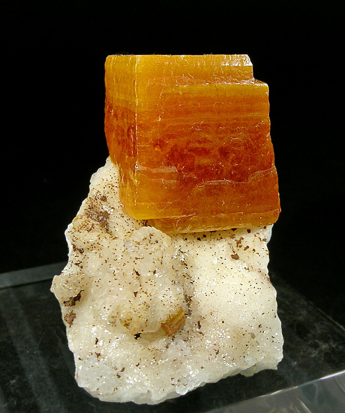 Wulfenite on Calcite
2.6 × 2.8 × 3 cm
(Autor: Jordi Fabre)