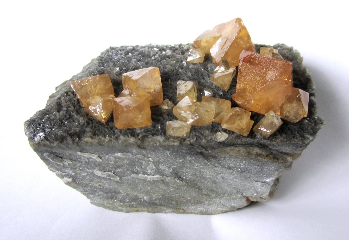 Scheelite, muscovite
Specimen size 9,5 x 6 x 5 cm, largest crystal 2 cm
(Autor: Tobi)