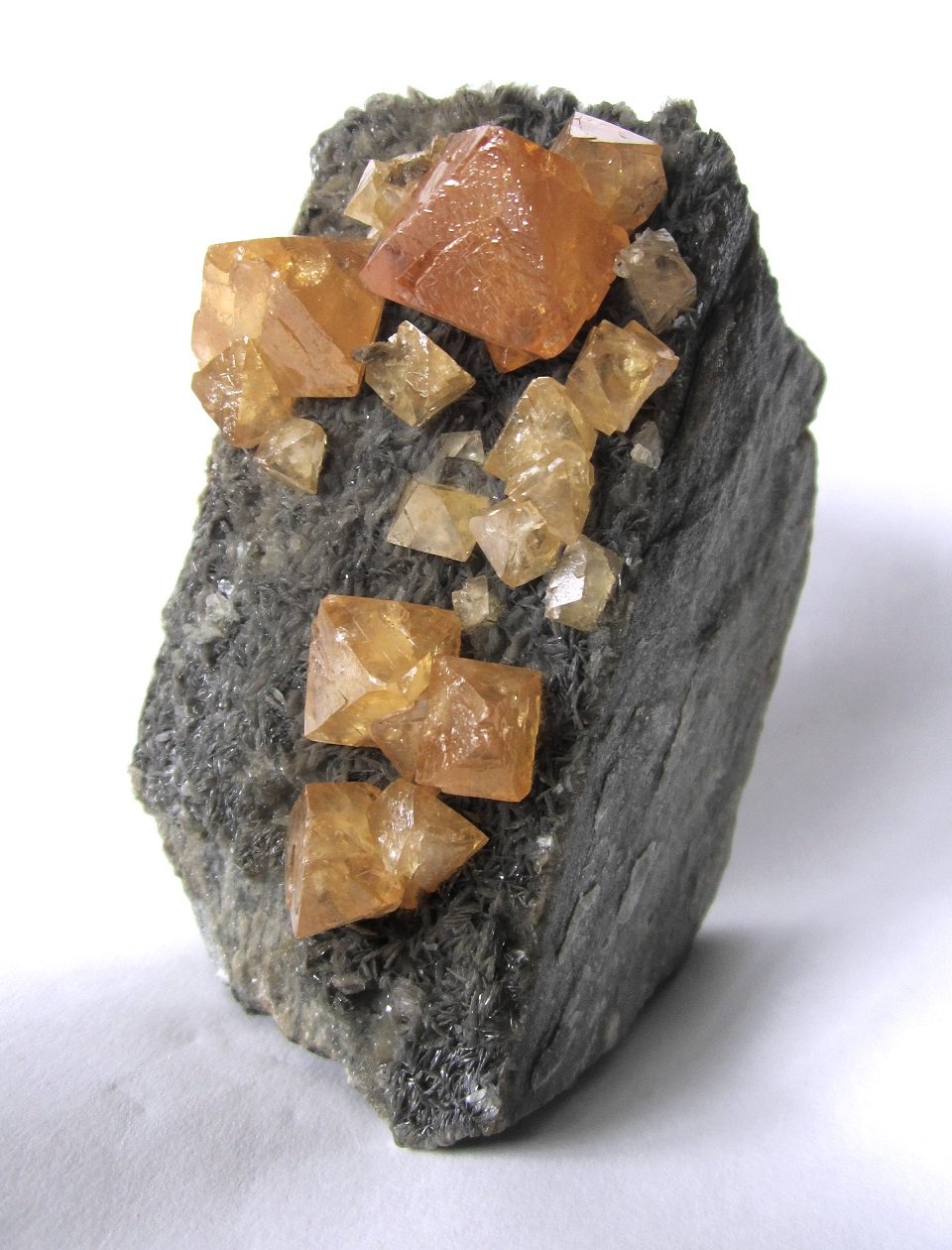 Scheelite, muscovite
Specimen size 9,5 x 6 x 5 cm, largest crystal 2 cm
(Autor: Tobi)