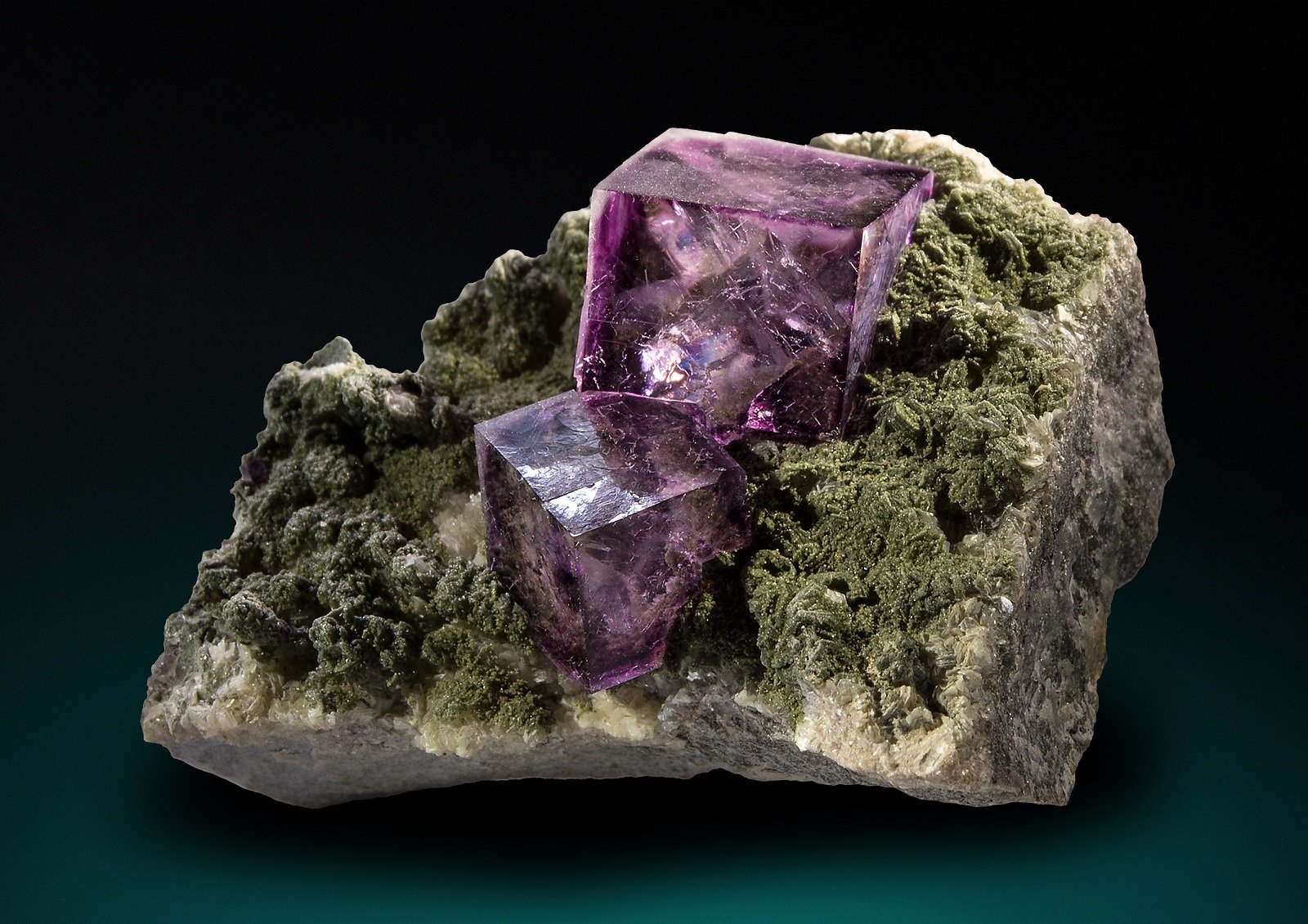 Fluorite, Chlorite Group
Specimen size 5 cm, larger fluorite 1,2 cm
(Autor: Tobi)