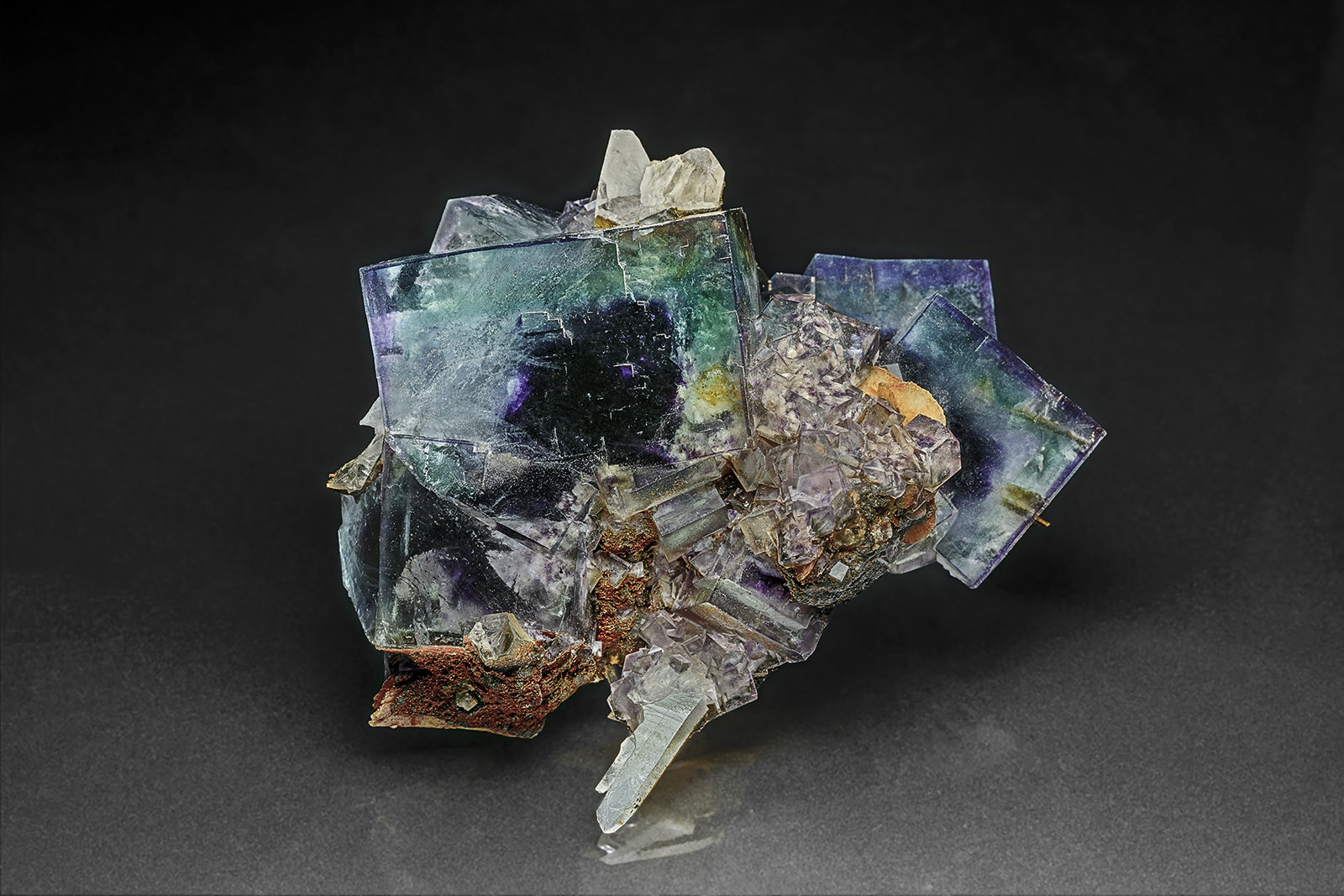 Fluorite, Quartz, Siderite
8.5 x 7.0 cm
(Autor: am mizunaka)
