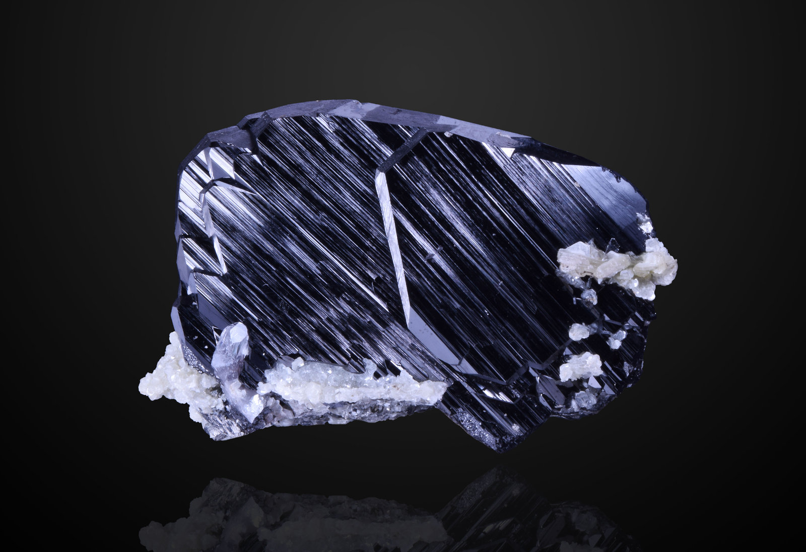 Ferberite
4.5 cm
(Autor: dontgogreen)
