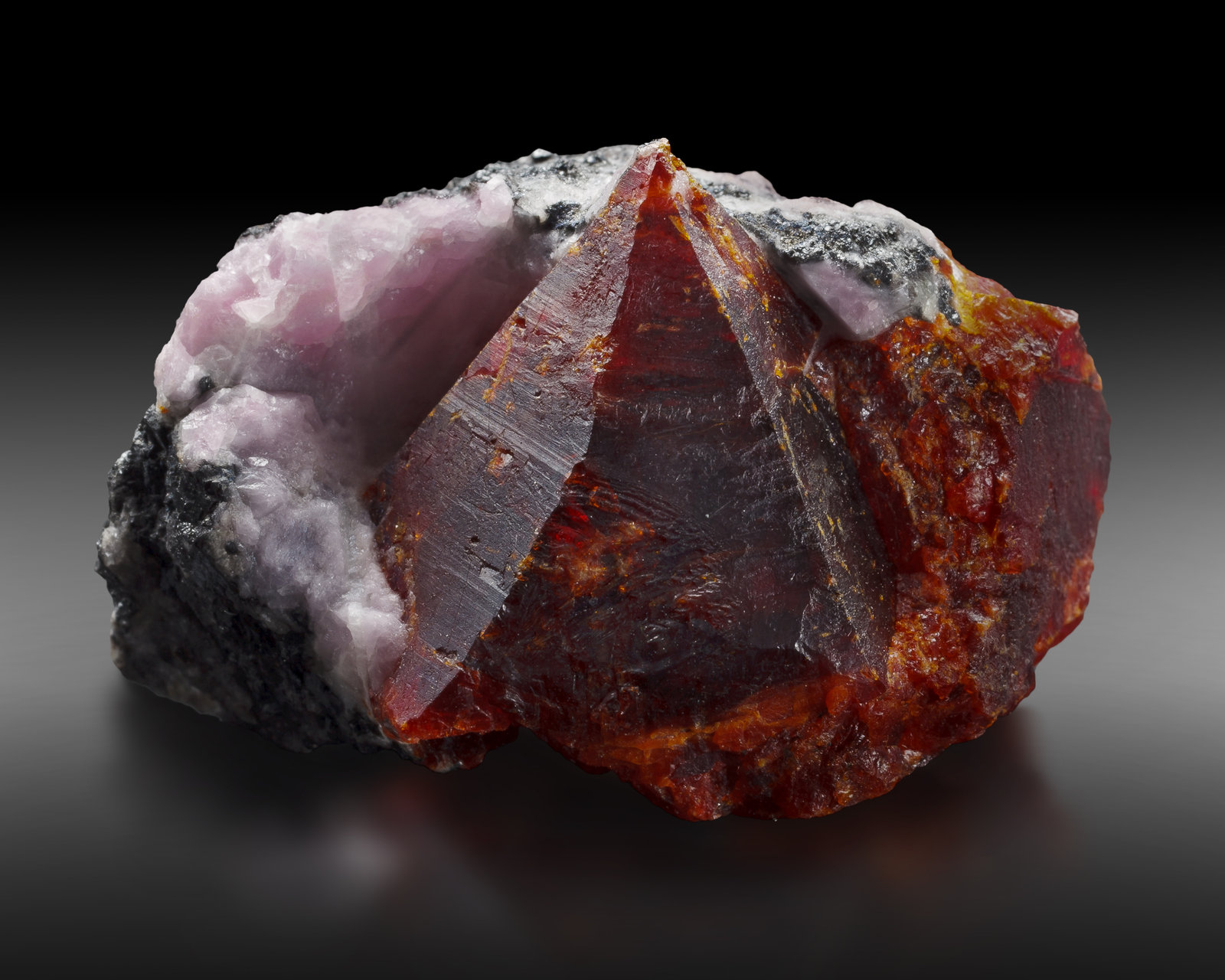 Zincite
2,5 x 5,0 x 3,0 cm
(Autor: MIM Museum)
