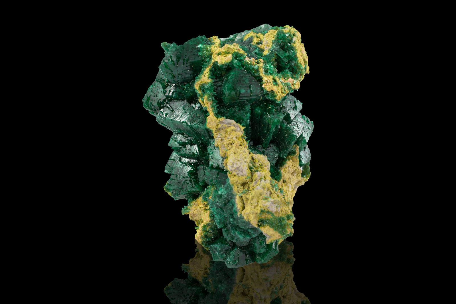 Zincolivenite on  Ferrilotharmeyerite
6 x 5 x 4 cm / main crystal: 2 cm
(Autor: MIM Museum)