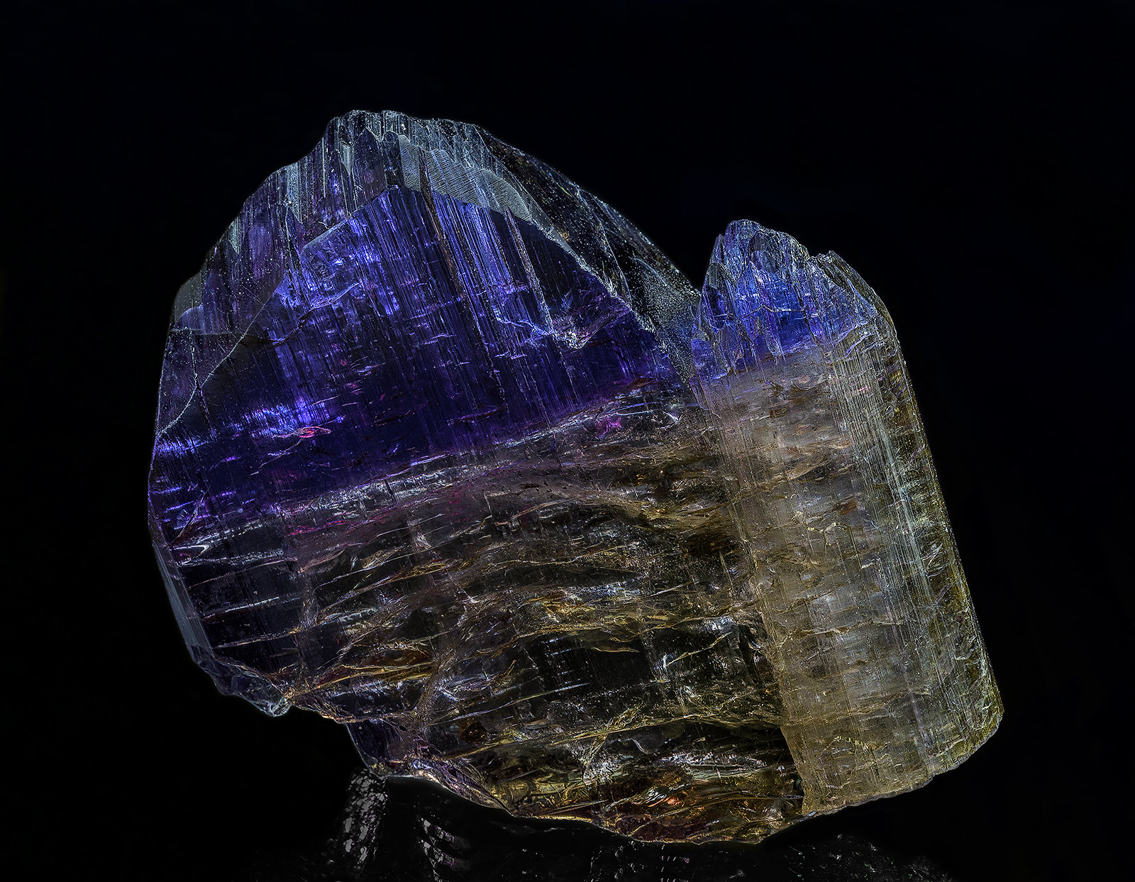 Zoisite (variety tanzanite)
4.8 x 5.1 cm
(Autor: am mizunaka)