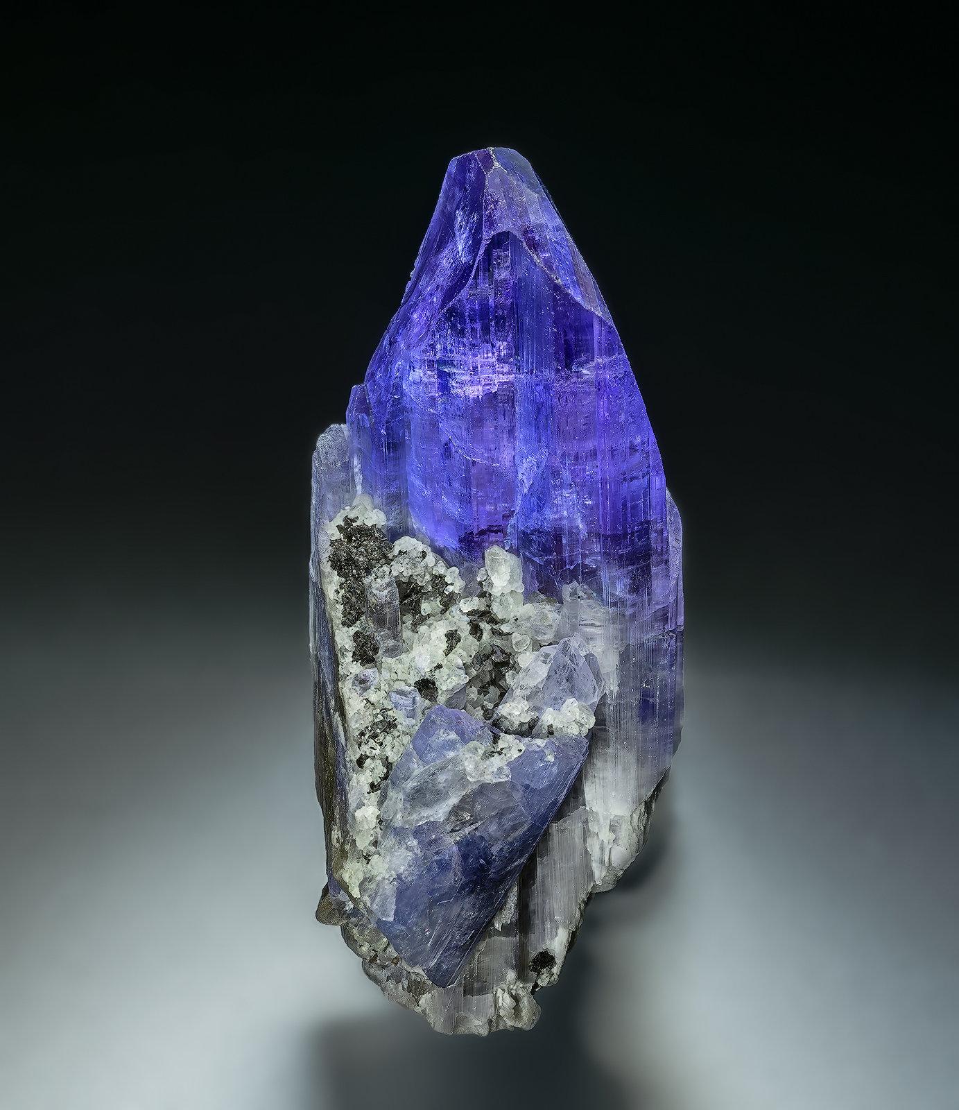 Zoisite (variety tanzanite), Calcite, Graphite
4.6 x 1.9 cm
(Autor: am mizunaka)