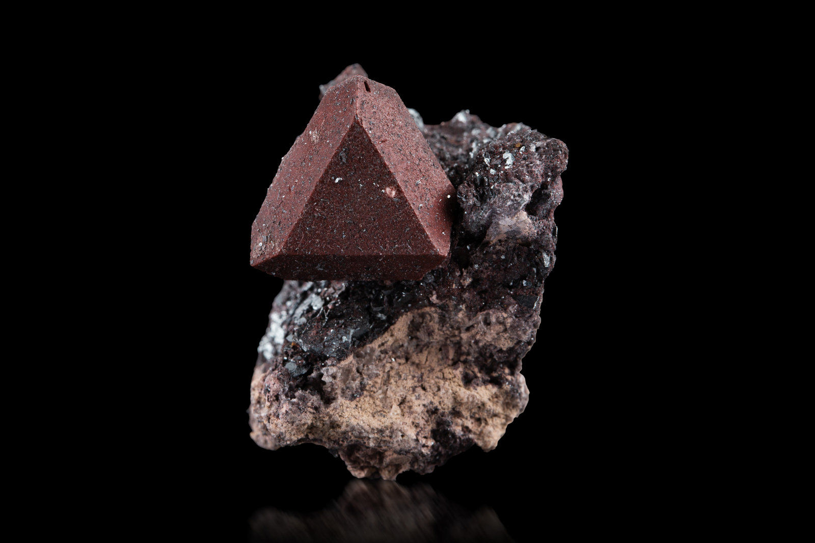 Zunyite
4 x 3 x 2.5 cm / main crystal: 1.7 cm.
(Autor: MIM Museum)