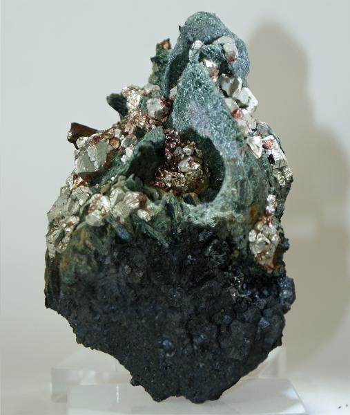 Actinolita - Pirita - Ferroactinolita y Magnetita.
10 x 5
(Autor: Juan C. Agua)