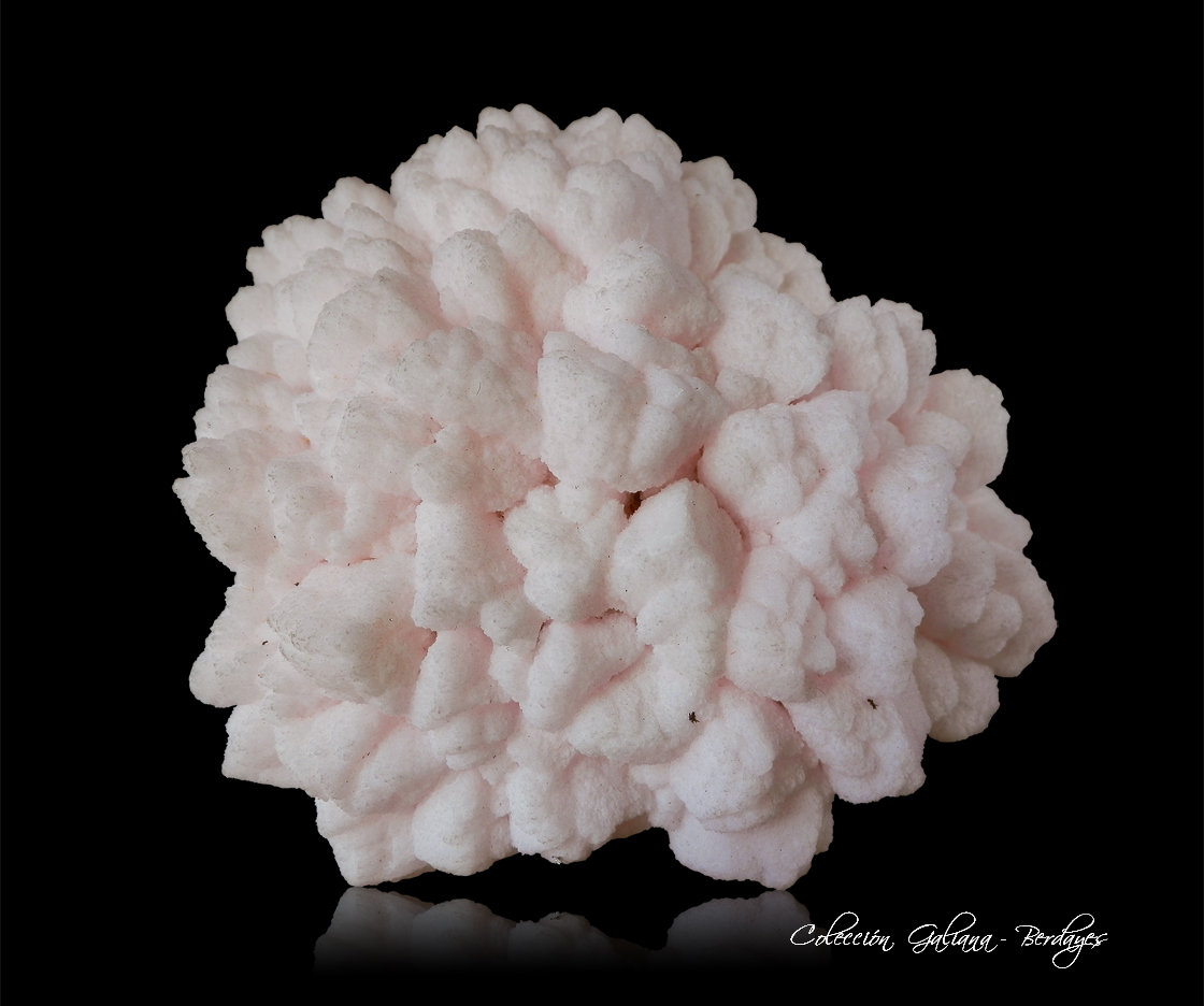 Calcita (variedad manganesífera)
87 x 90 x 45 mm.
(Autor: Rafael Galiana)