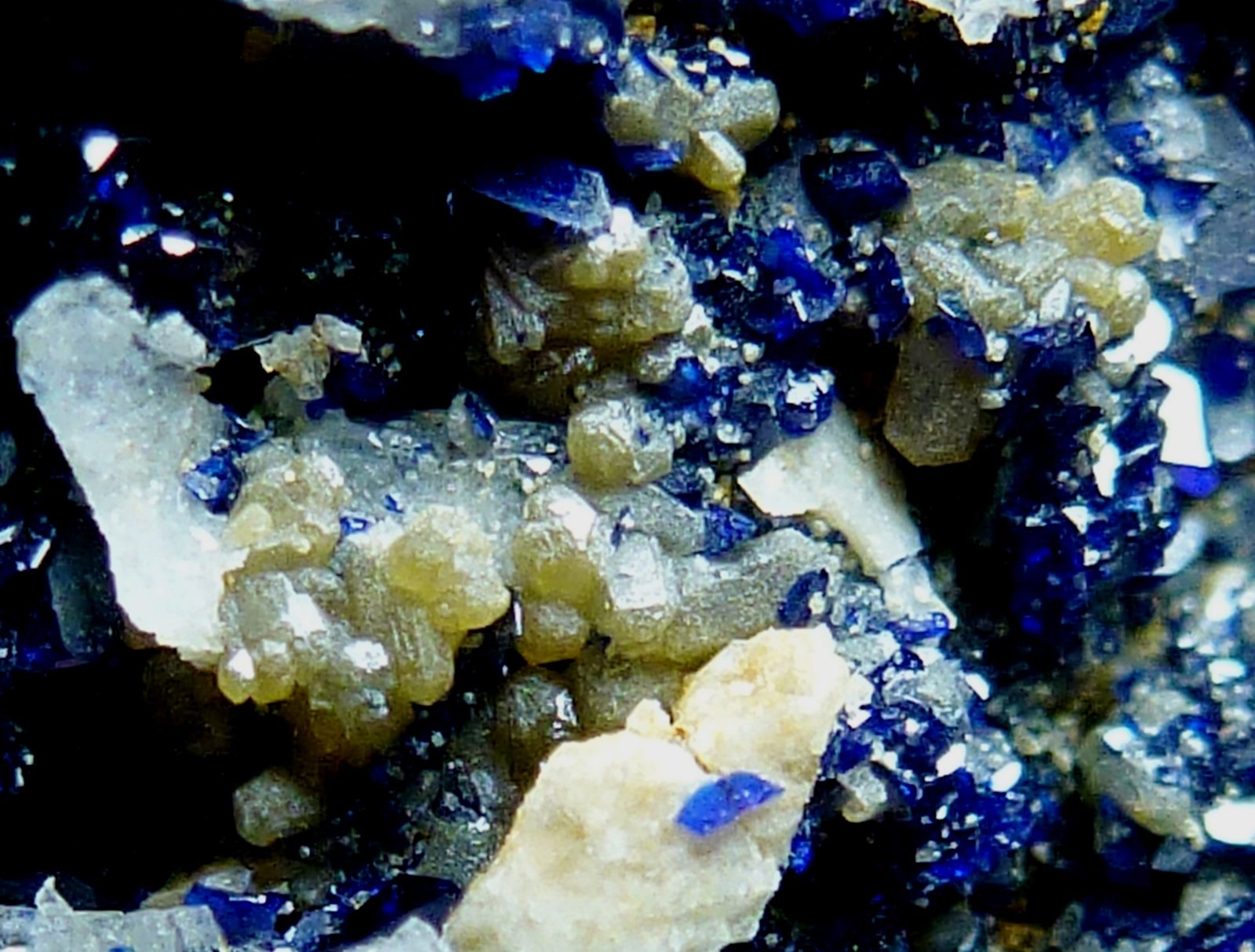 Azurita, Mimetita
Encuadre 2 x 2 cm.
(Autor: javier ruiz martin)