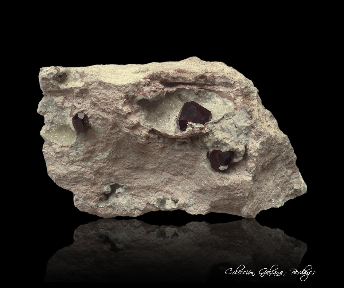 Spessartina (Espesartina) (Grupo Granate)
101 x 68 x 58 mm.
(Autor: Rafael Galiana)