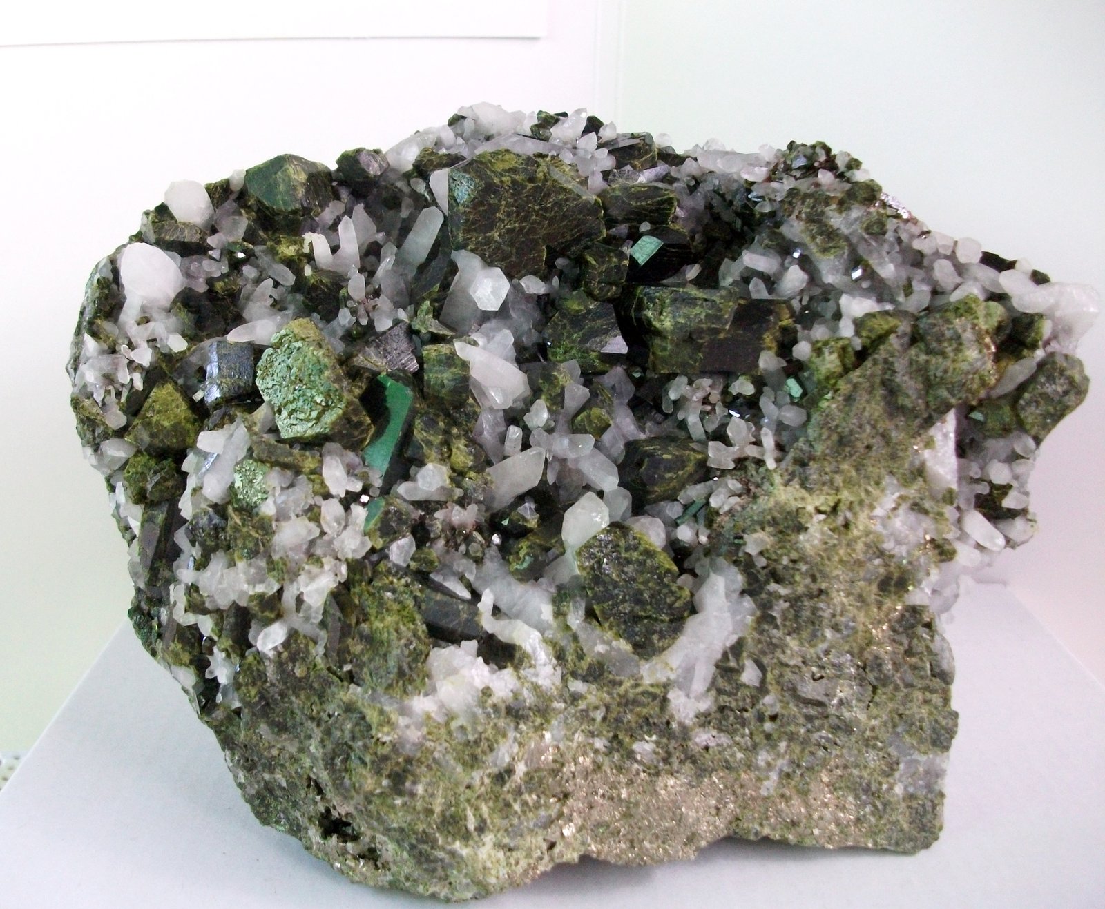 Epidota
pieza de 20x20cm cristal mas grande 3cm
(Autor: Nieves)