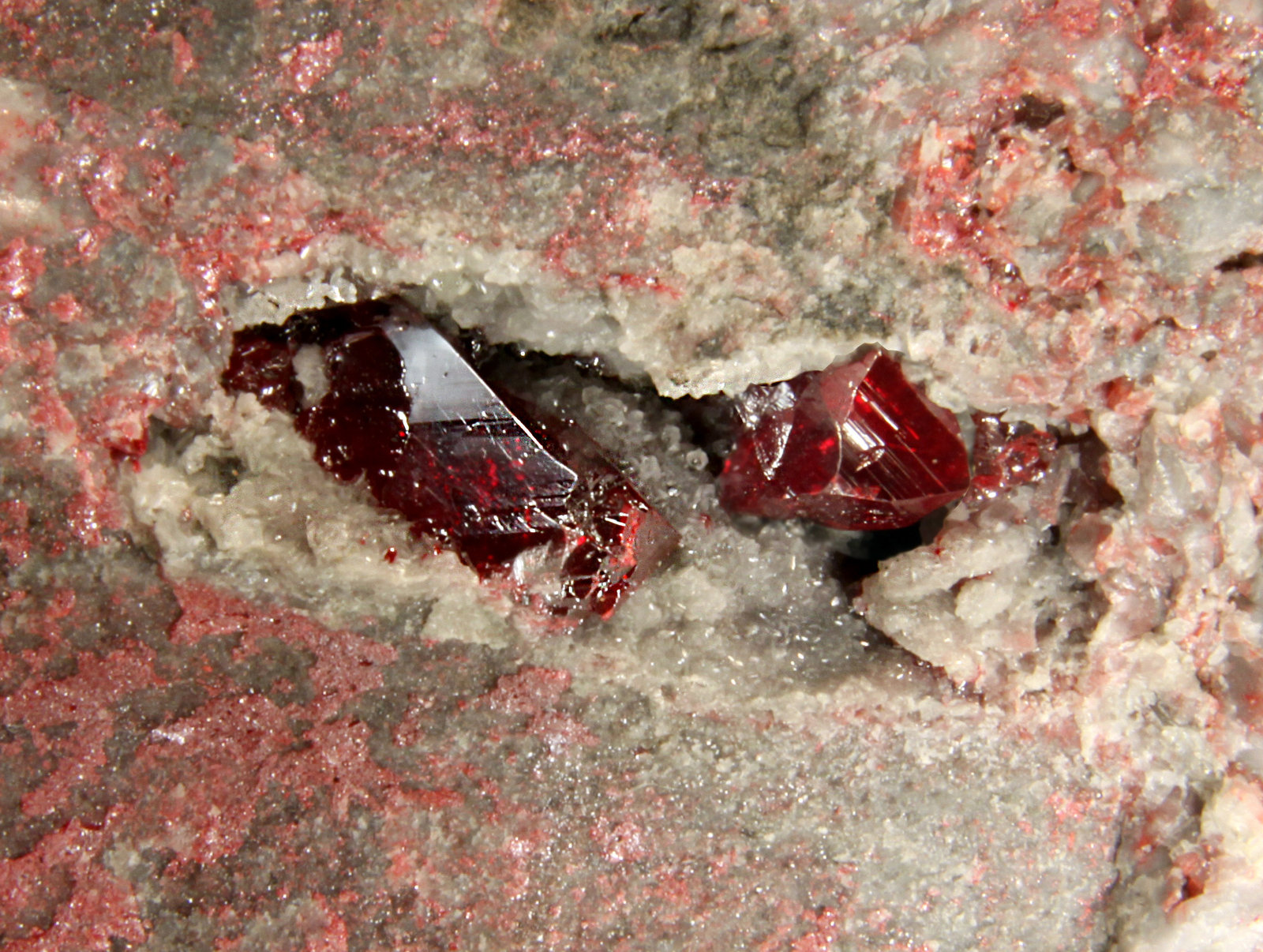 Cinabrio
cristales de 2,1 y 1cm
(Autor: Raul Vancouver)