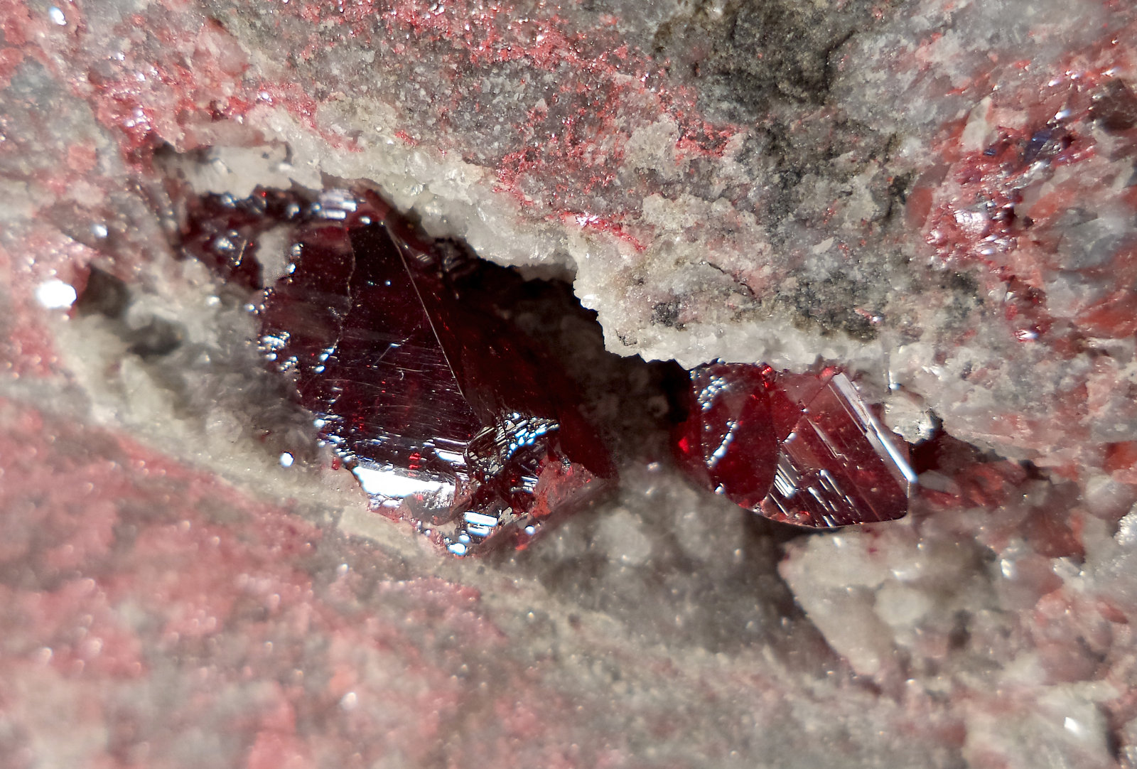 Cinabrio
cristales de 2.1 y 1cm respectivamente
(Autor: Raul Vancouver)
