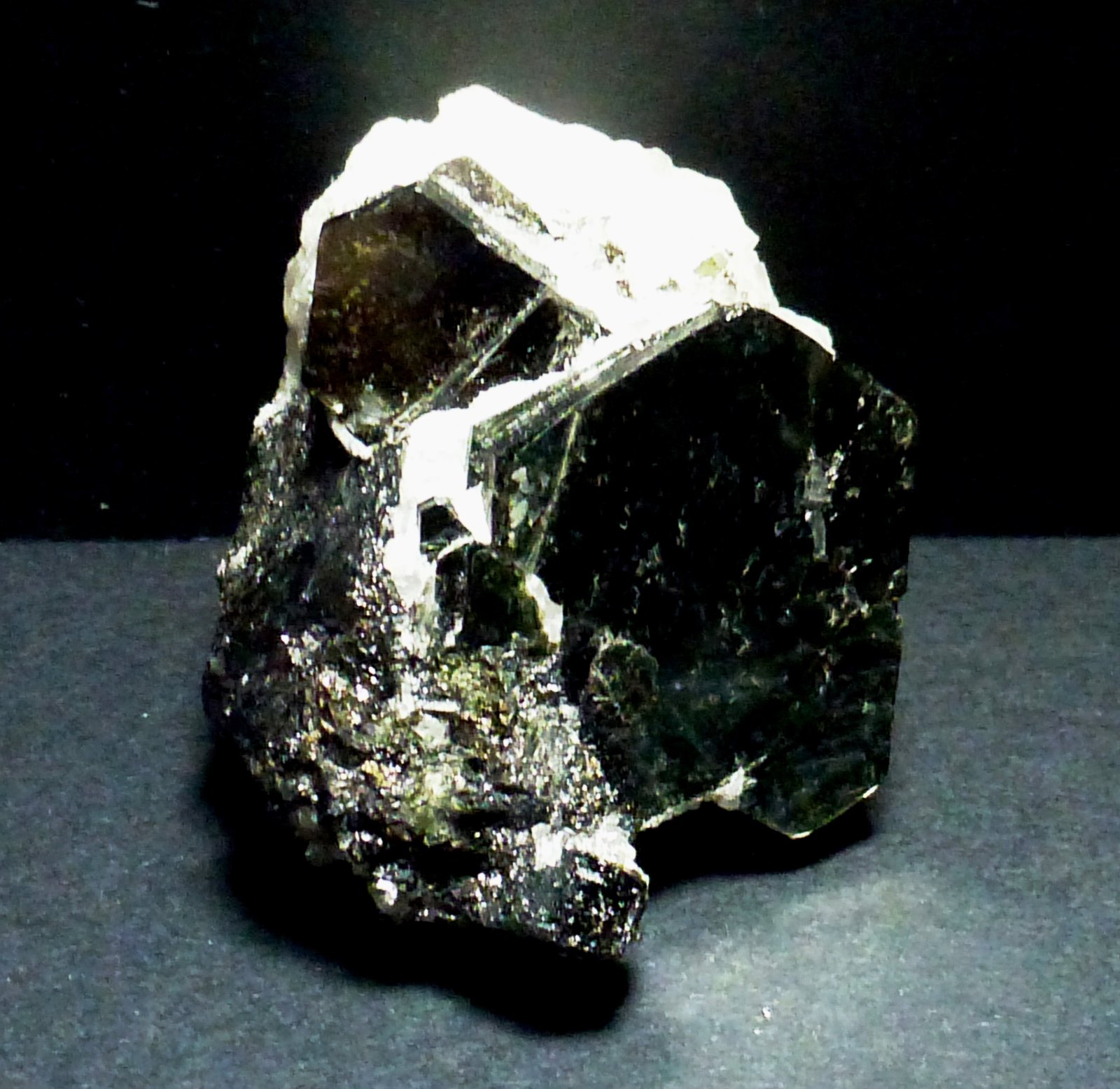 Flogopita, Magnetita, Cuarzo
6 x 4 cm.
(Autor: javier ruiz martin)