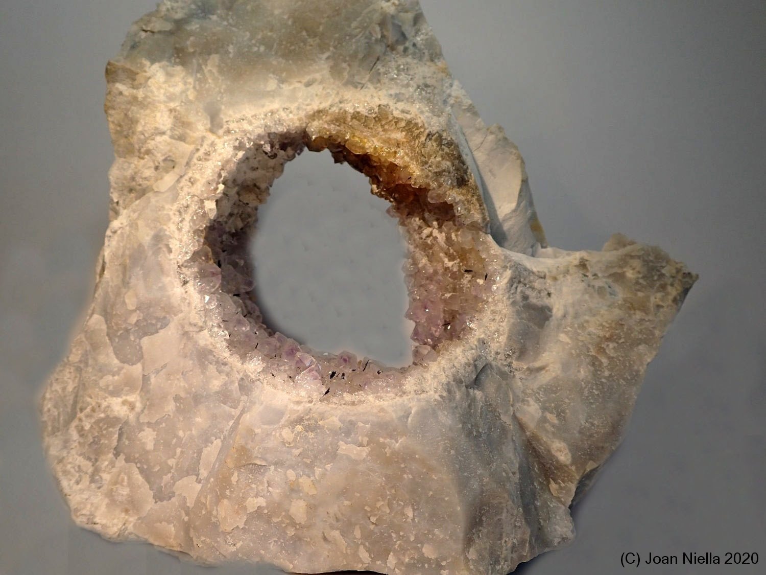 Cuarzo (variedad amatista)
14 x 13 cm
(Autor: Joan Niella)