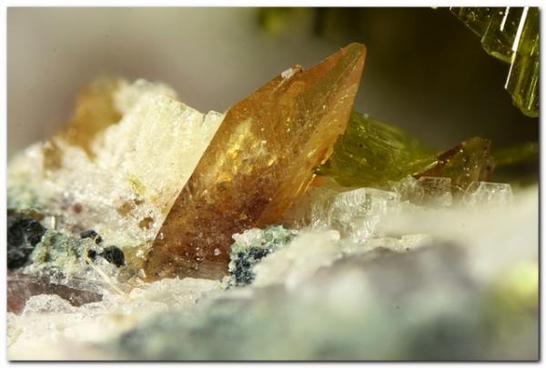 Titanita.
Cristal de 1,5 mm.
(Autor: Rafa Muñoz(mineralvarado))