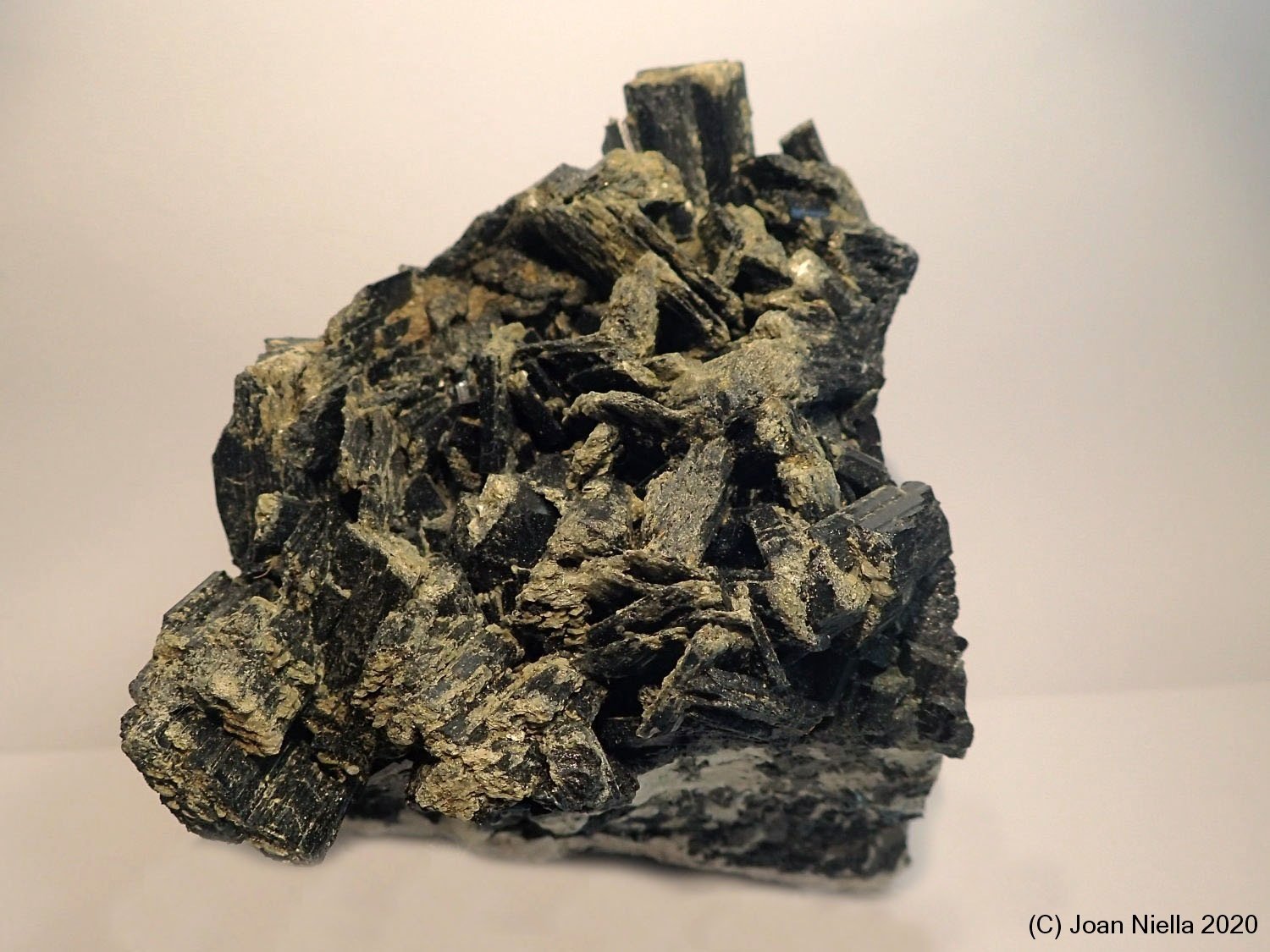 Actinolita (variedad ferroactinolita)
6 x 7 cm
(Autor: Joan Niella)