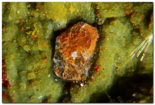Zircón.
Cristal de 0,3 mm.
(Autor: Rafa Muñoz(mineralvarado))