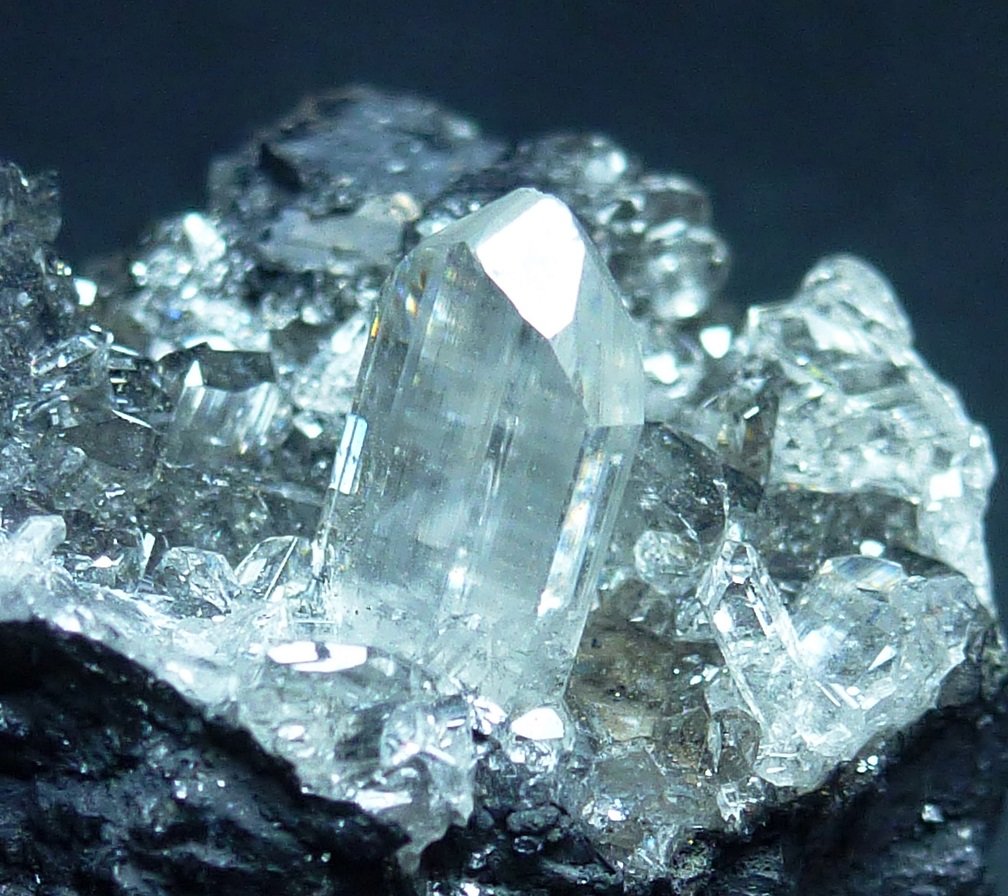 Anglesita, Galena
4 x 4 cm. la pieza, 0,6 x 0,4 cm. el cristal
(Autor: javier ruiz martin)
