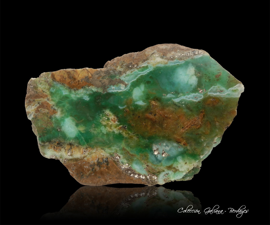 Cuarzo (variedad calcedonia, variedad crisoprasa)
98 x 58 x 38 mm.
(Autor: Rafael Galiana)
