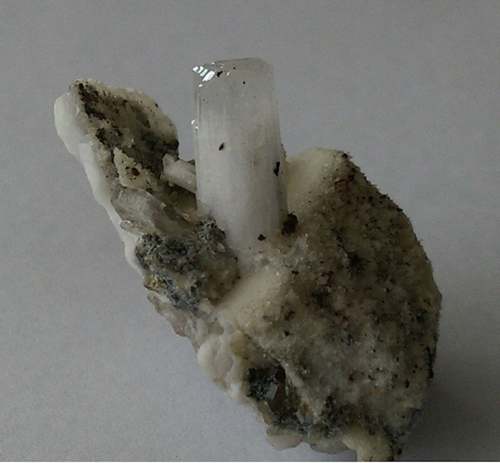 Milarita, Ortoclasa, Clorita, Cuarzo
28x18x17mm
(Autor: Carlos G. Bargueño)