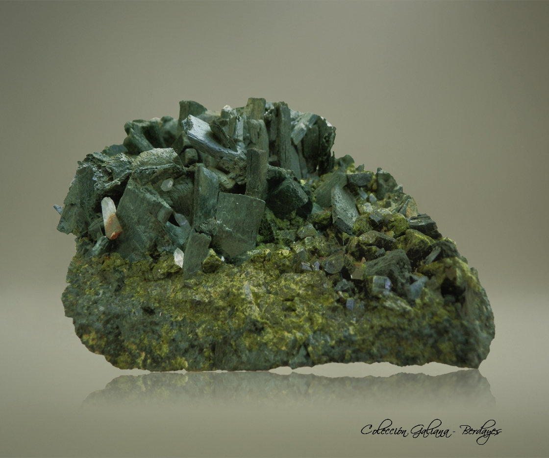 Anfibol (variedad uralita)
92 x 80 x 48 mm
(Autor: Rafael Galiana)