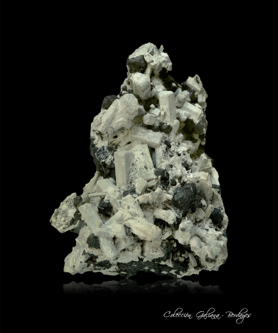 Nefelina y Schorlomita
80 x 64 x 44 mm
(Autor: Rafael Galiana)