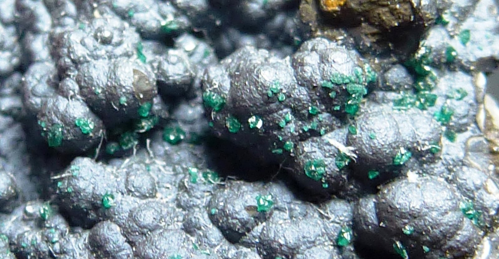 Libethenita, Goethita, Cuarzo
Encuadre 2 x 2 cm.
(Autor: javier ruiz martin)