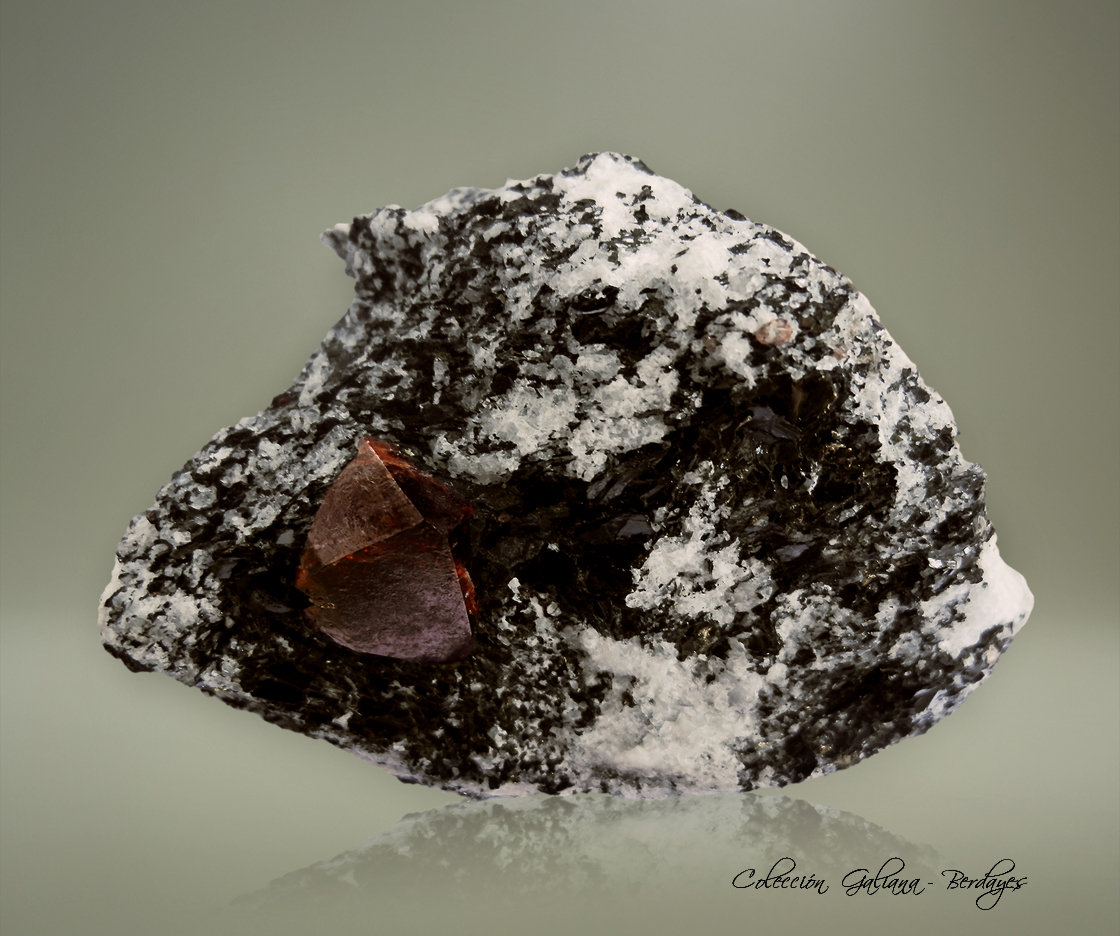 Zircón
85 x 63 x 53 mm.
(Autor: Rafael Galiana)