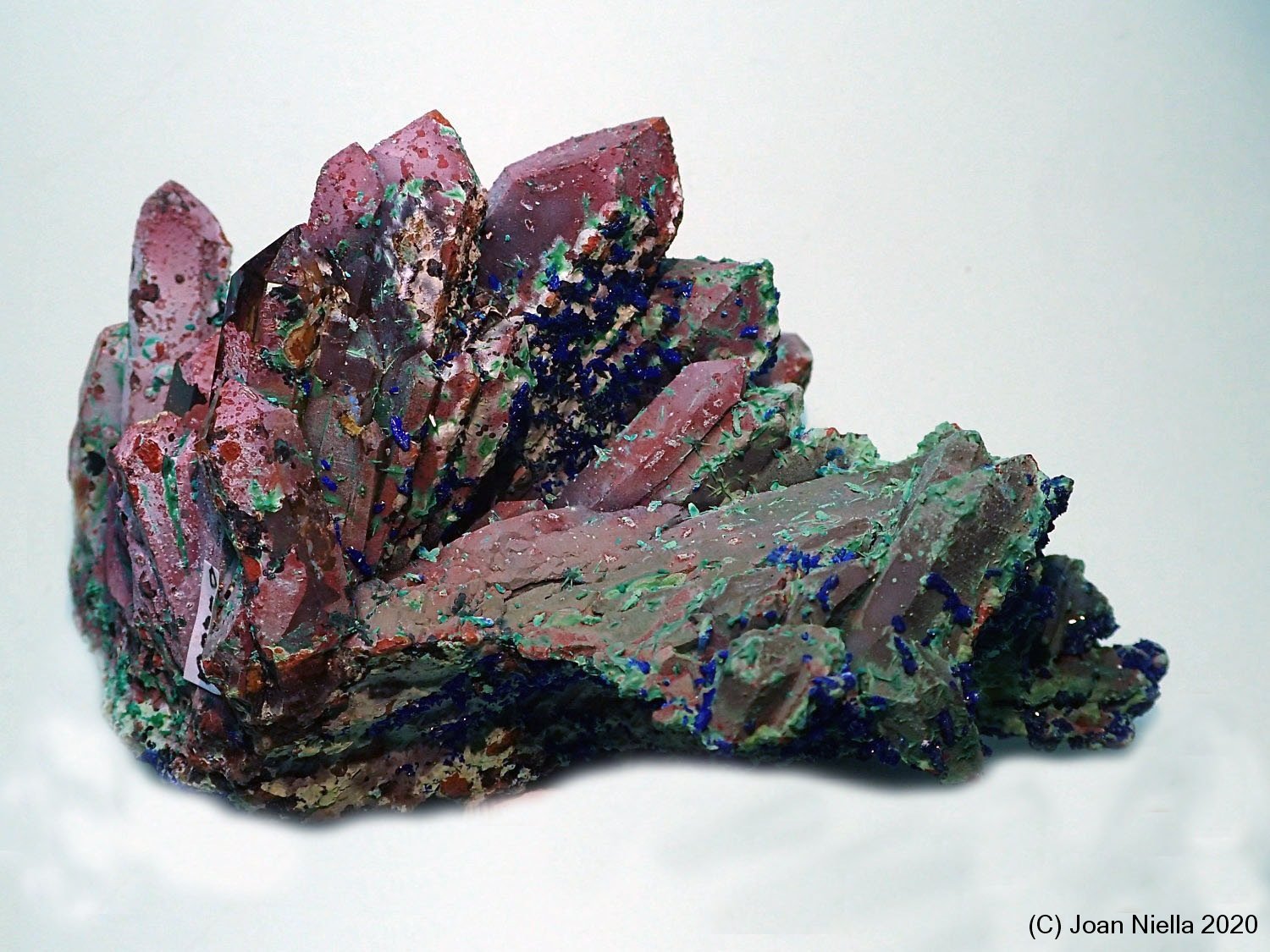 Cuarzo (variedad hematoideo), Azurita y Malaquita
90 x 60 mm
(Autor: Joan Niella)