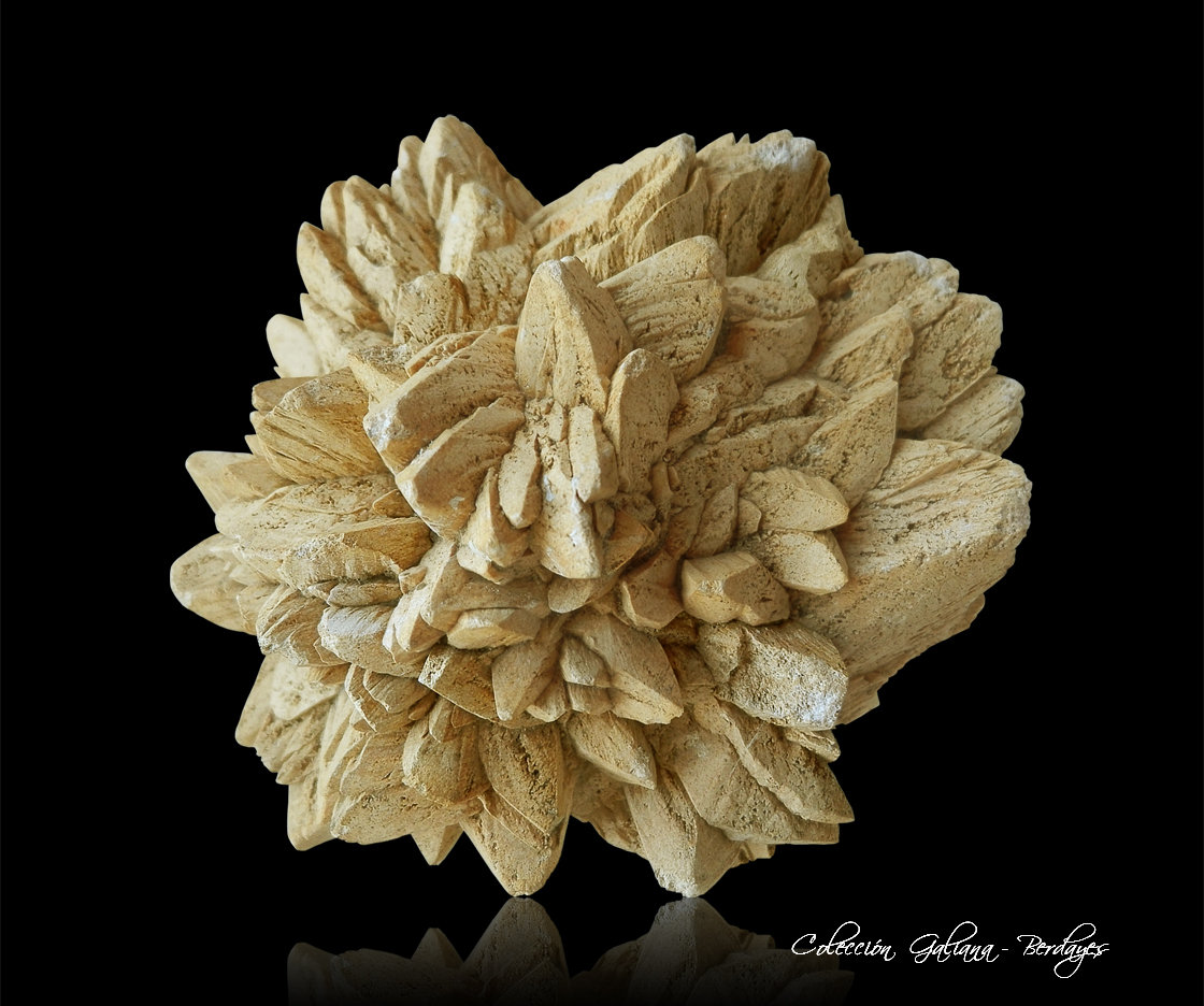 Calcita (variedad glendonita) pseudomórfica de Ikaita
82 x 77 x 53 mm.
(Autor: Rafael Galiana)