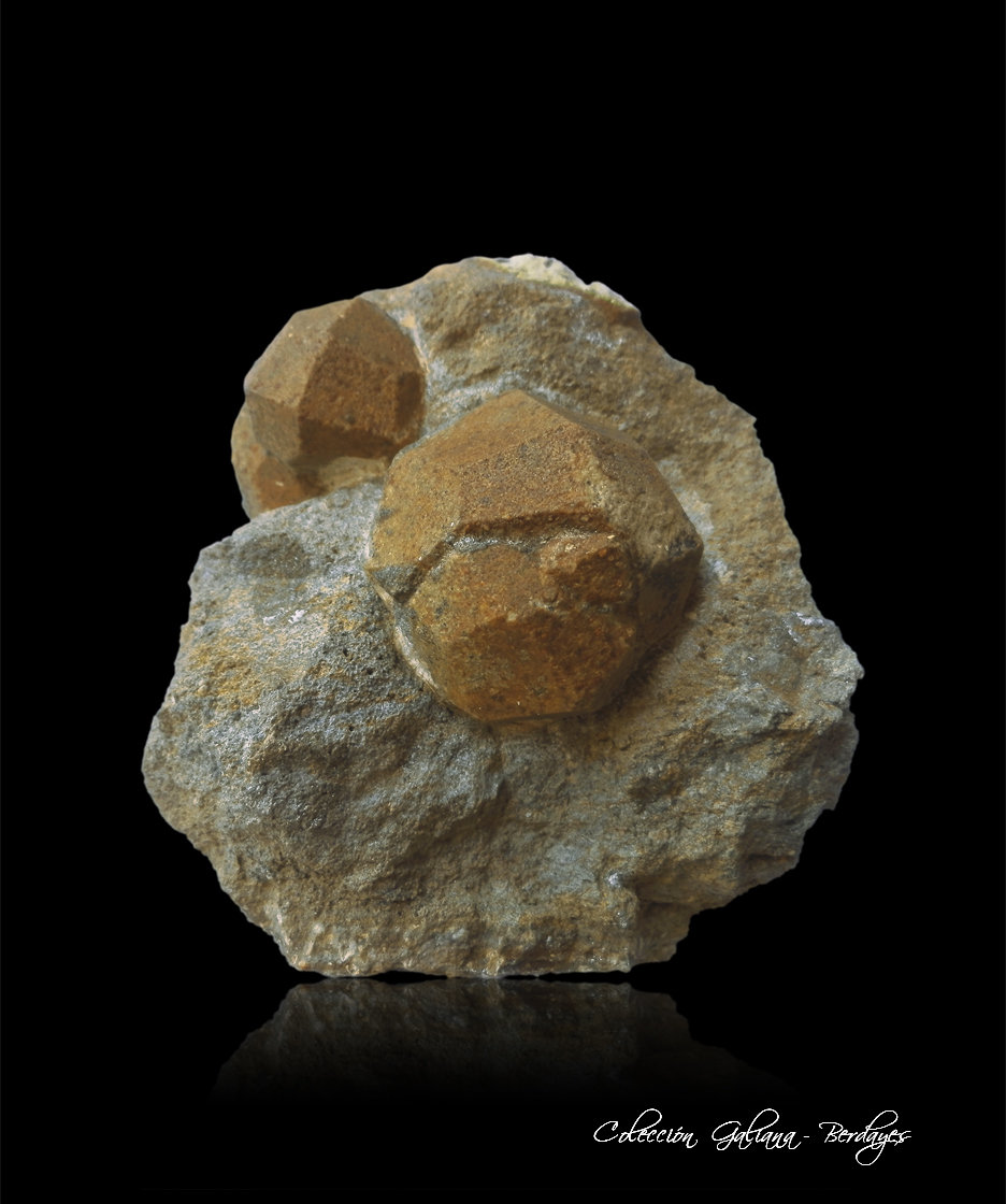 Pseudoleucita: mezcla de ortoclasa y nefelina, seudomórfica según leucita.
82 x 77 x 58 mm.
(Autor: Rafael Galiana)
