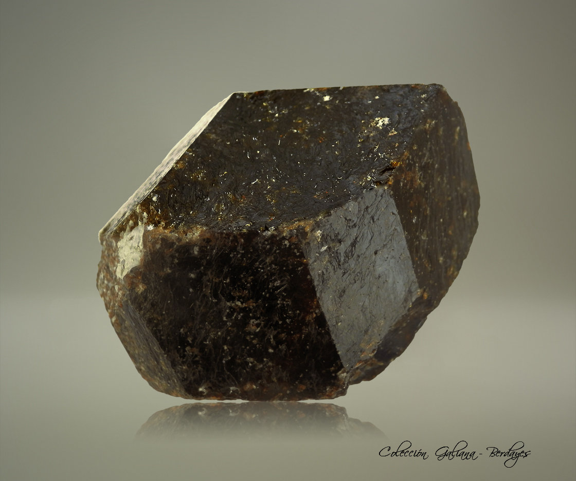 Dravita (Grupo Turmalina)
65 x 51 x 48 mm.
(Autor: Rafael Galiana)