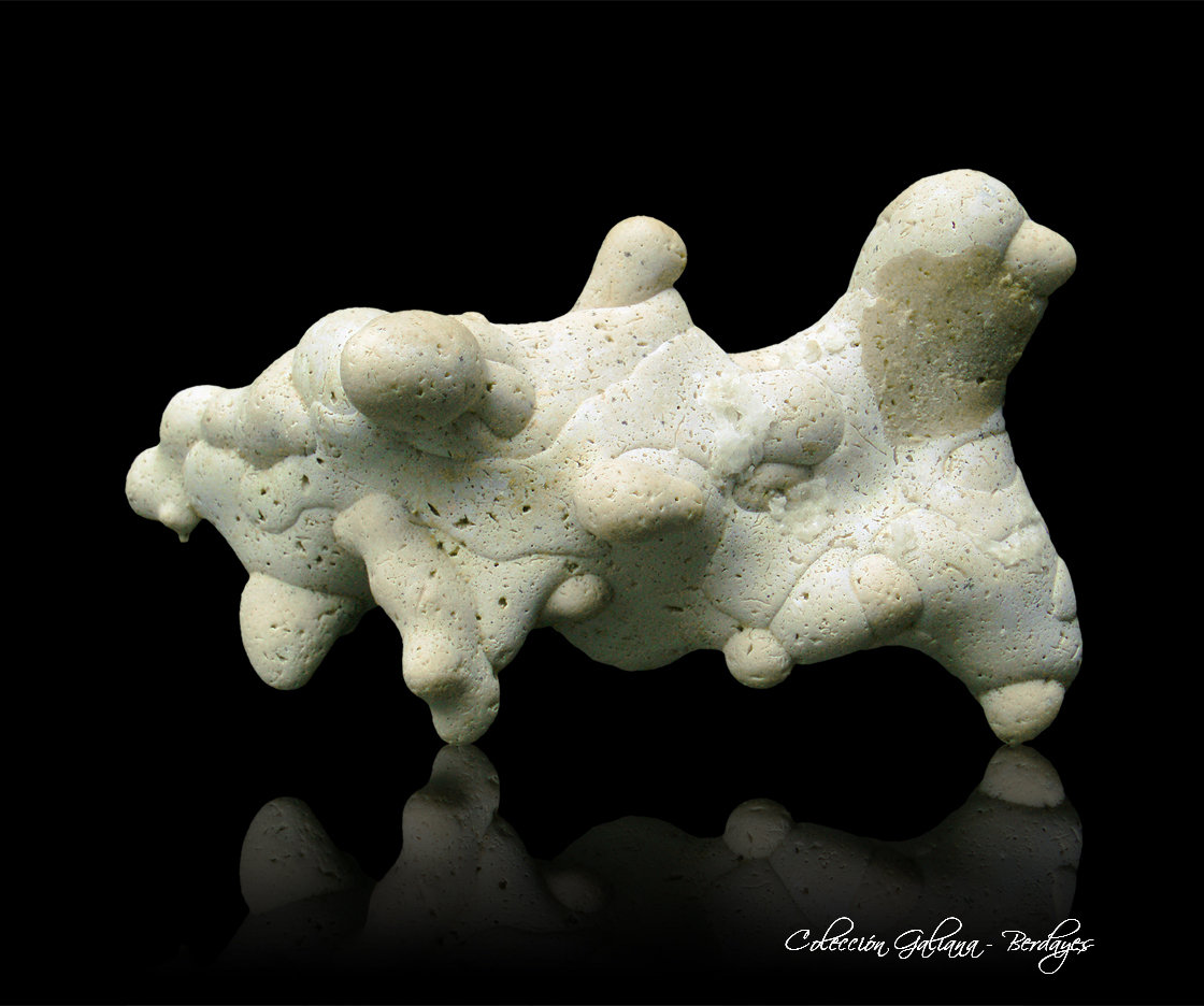 Ópalo (variedad menilito)
101 x 60 x 43 mm
(Autor: Rafael Galiana)