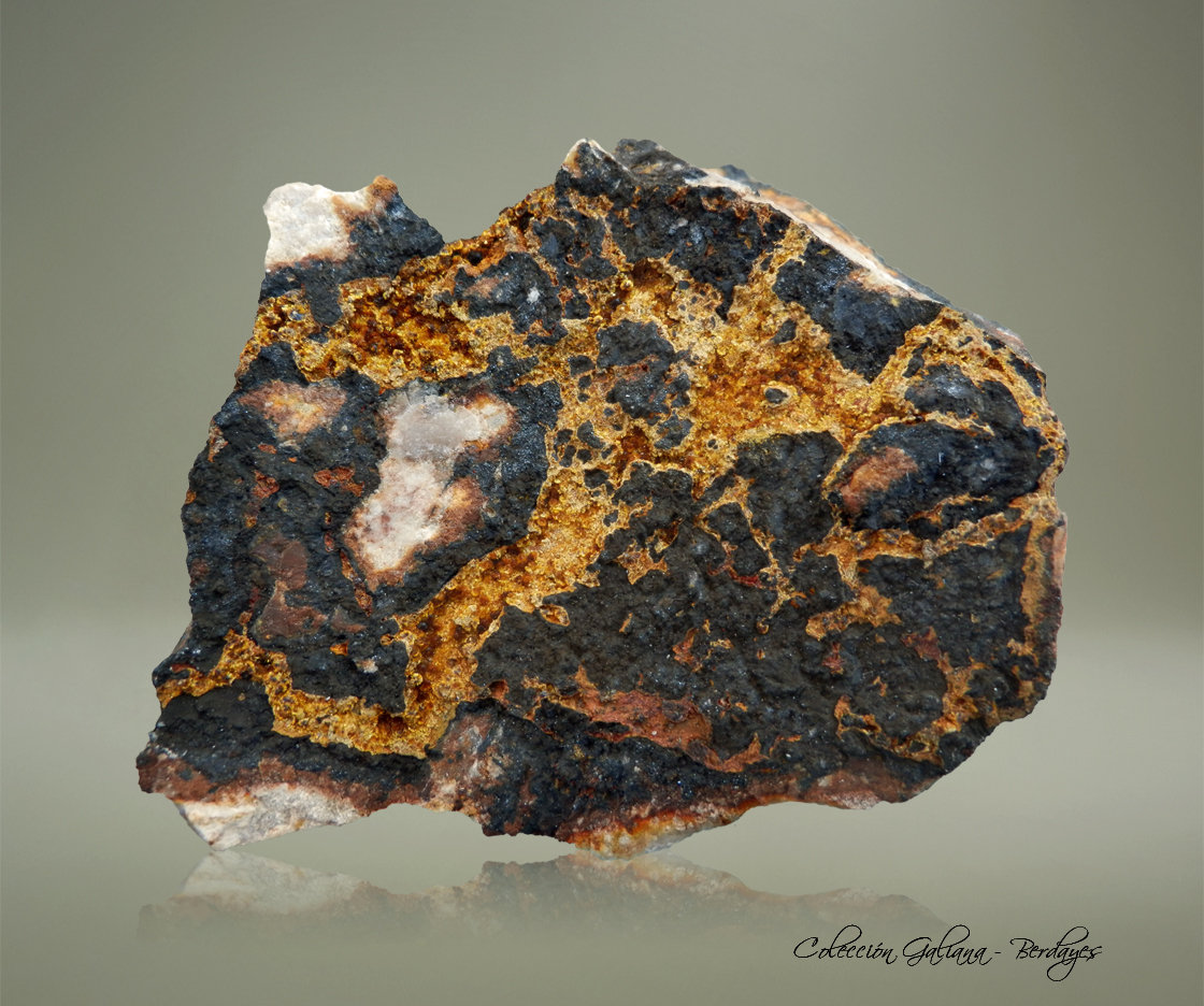 Cacoxenita con Goethita y Beraunita
75 x 60 x 36 mm
(Autor: Rafael Galiana)