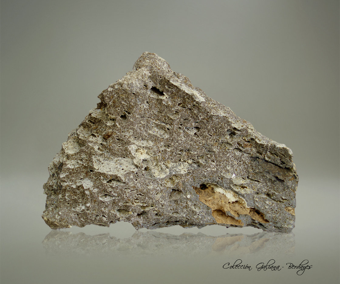 Armalcolita - Pseudobrookita
98 x 69 x 44 mm.
(Autor: Rafael Galiana)