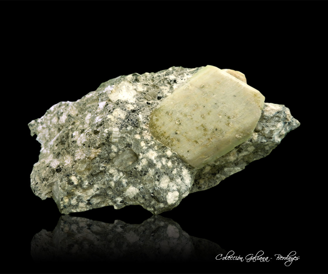 Ortoclasa
97 x 48 x 53 mm
(Autor: Rafael Galiana)