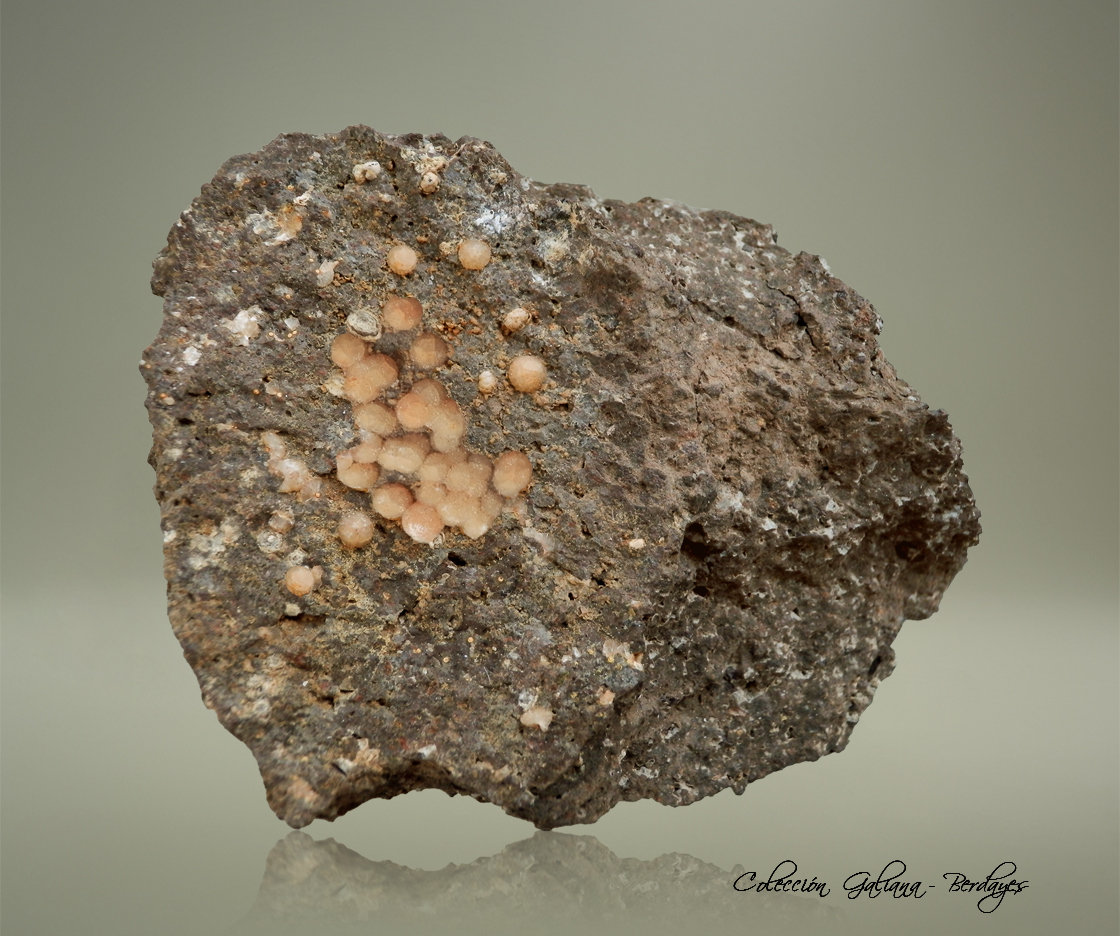 Harmotoma y Phillipsita-Ca
81 x 66 x 59 mm.
(Autor: Rafael Galiana)