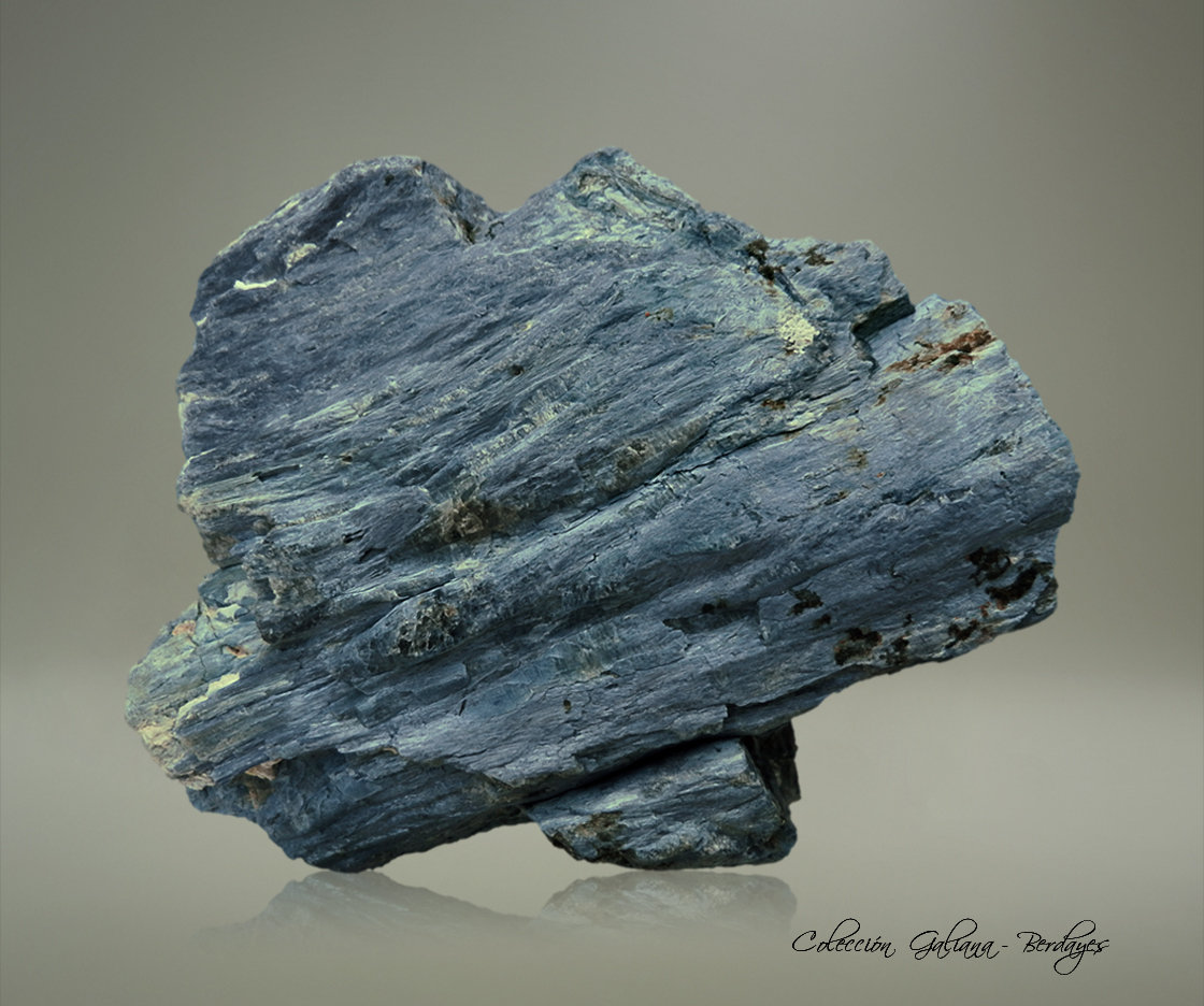 Dumortierita
76 x 66 x 41 mm.
(Autor: Rafael Galiana)