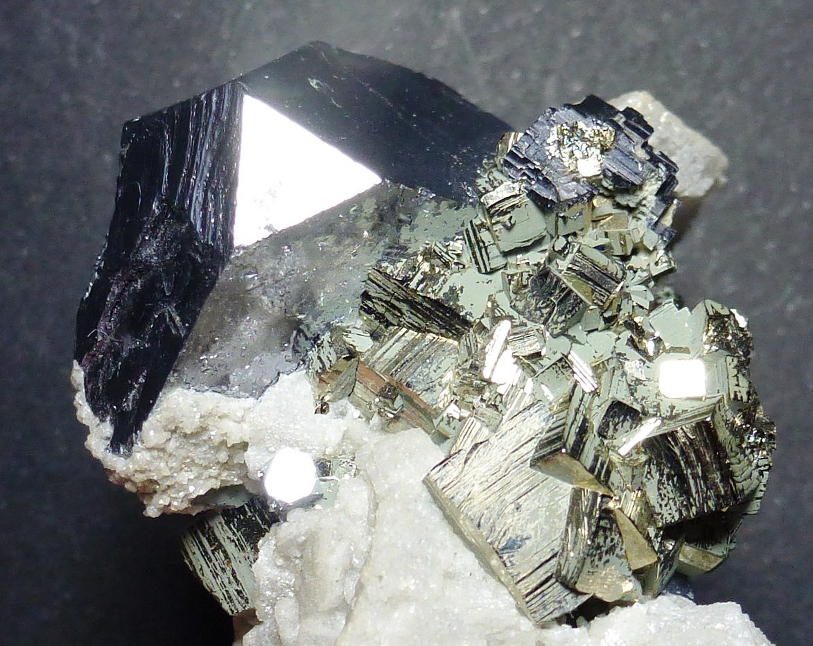 Galena, Pirita, Dolomita
6 x 5 cm. la pieza, 2 cm. el cristal de Galena
(Autor: javier ruiz martin)