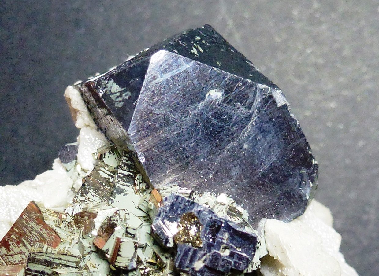 Galena, Pirita, Dolomita
6 x 5 cm. la pieza, 2 cm. el cristal de Galena
(Autor: javier ruiz martin)
