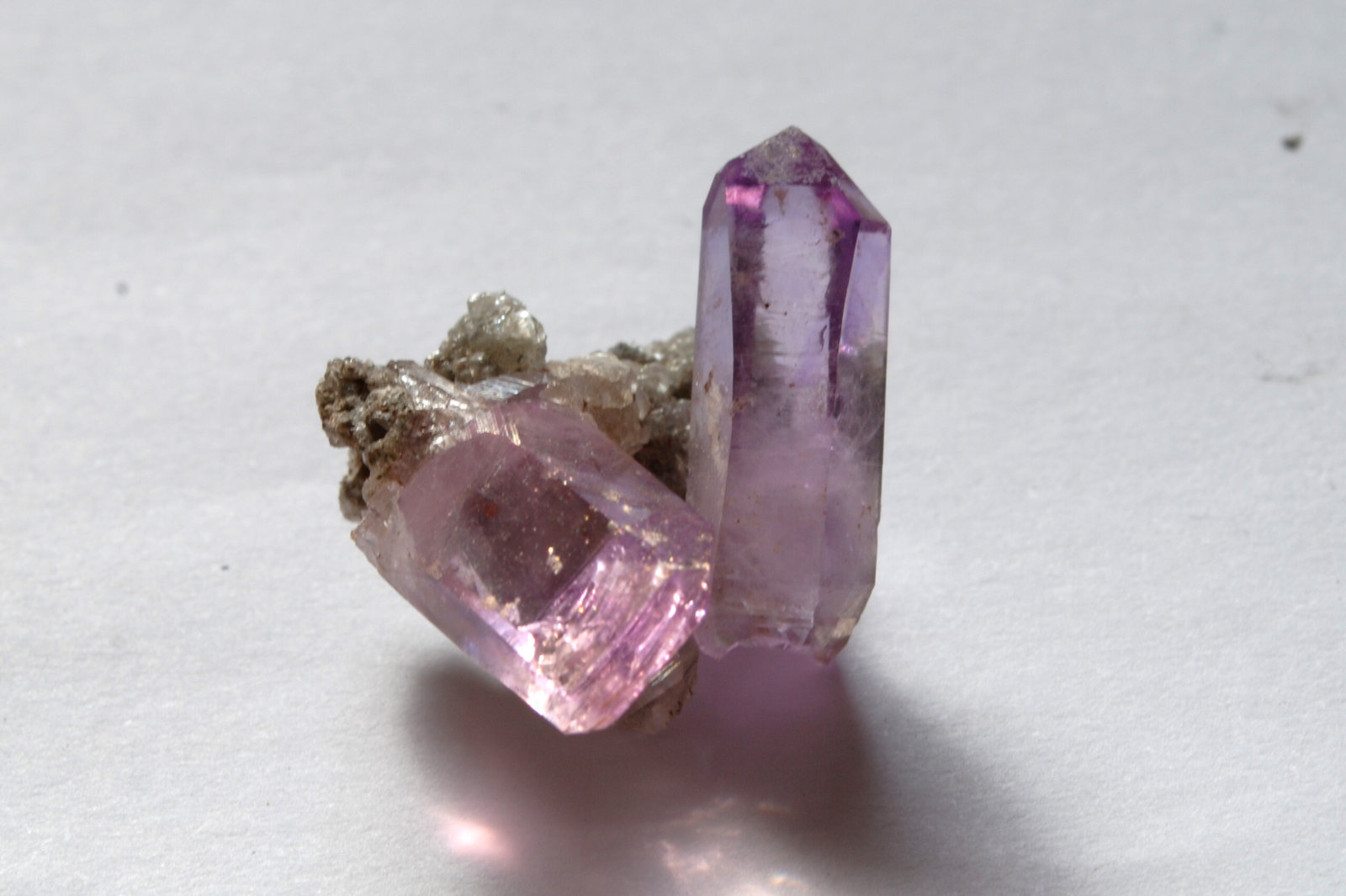 Cuarzo (variedad amatista)
Medidas cristal: 2,2x0,8x0,8 cm
(Autor: Sergio Pequeño)