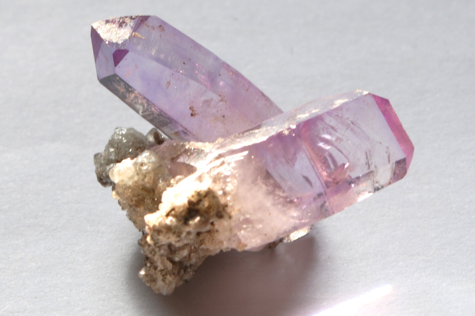 Cuarzo (variedad amatista)
Medidas cristal: 2,2x0,8x0,8 cm
(Autor: Sergio Pequeño)