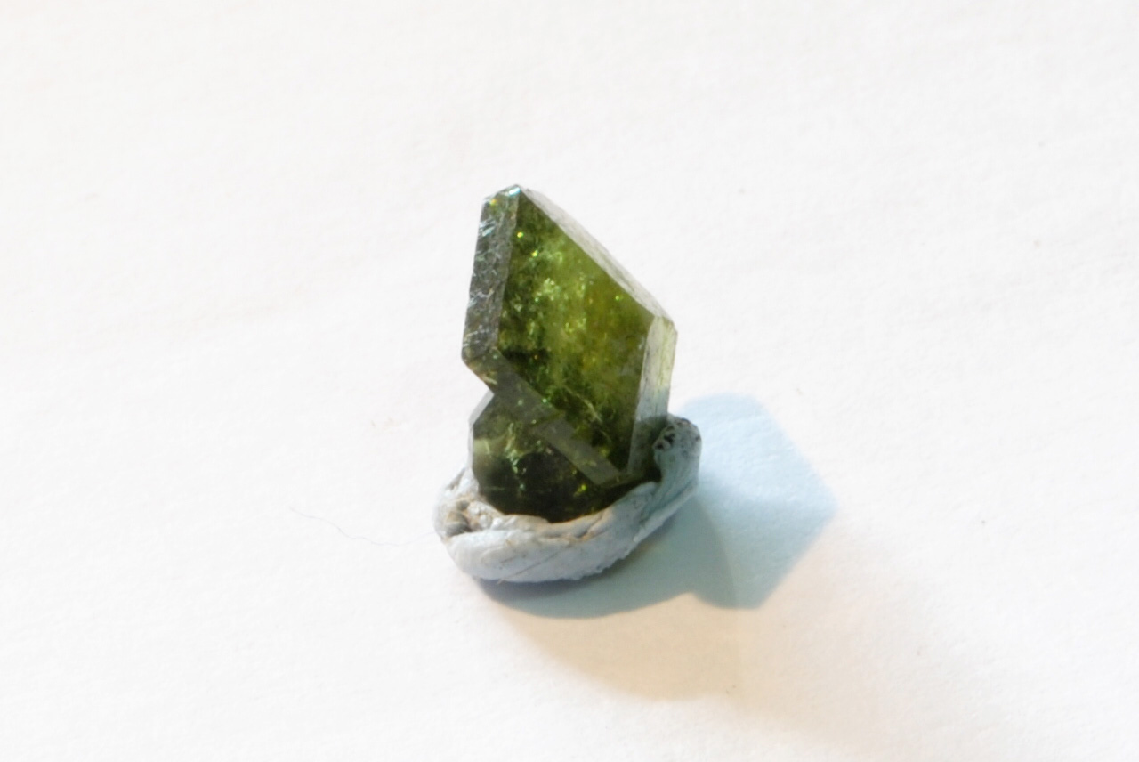 Uvita
Medidas cristal: 0,8x0,8x0,4 cm
(Autor: Sergio Pequeño)