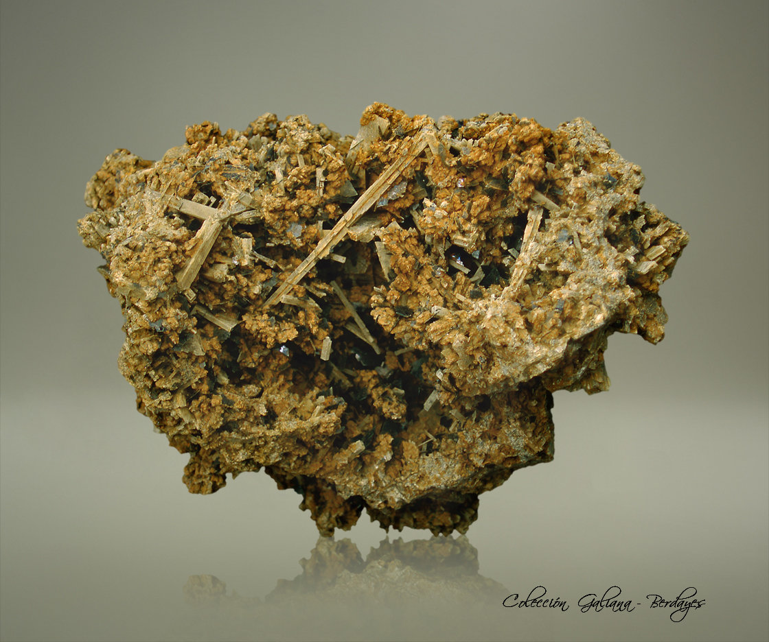 Albita (variedad andesina)
83 x 84 x 72 mm.
(Autor: Rafael Galiana)