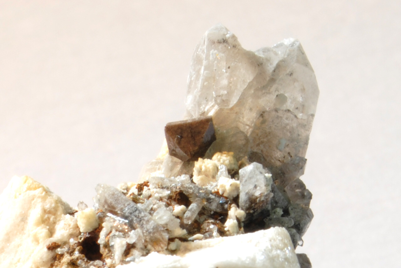 Zircón, Cuarzo y Ortoclasa
Medidas cristal: 0,4 cm
(Autor: Sergio Pequeño)